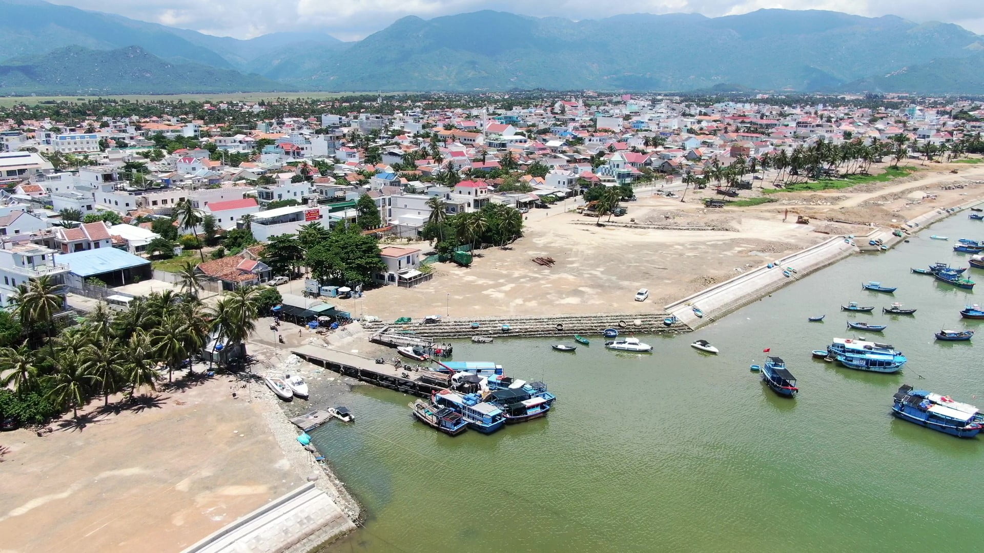 Cảng Du Lịch đang xây dựng tại Bắc Vân Phong đi đến khu du lịch Điệp Sơn.