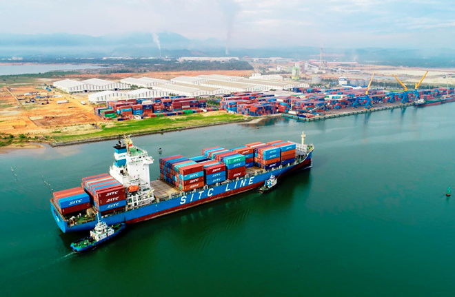 Tàu container 22.000 tấn lớn nhất Châu Á cập cảng quốc tế Chu Lai