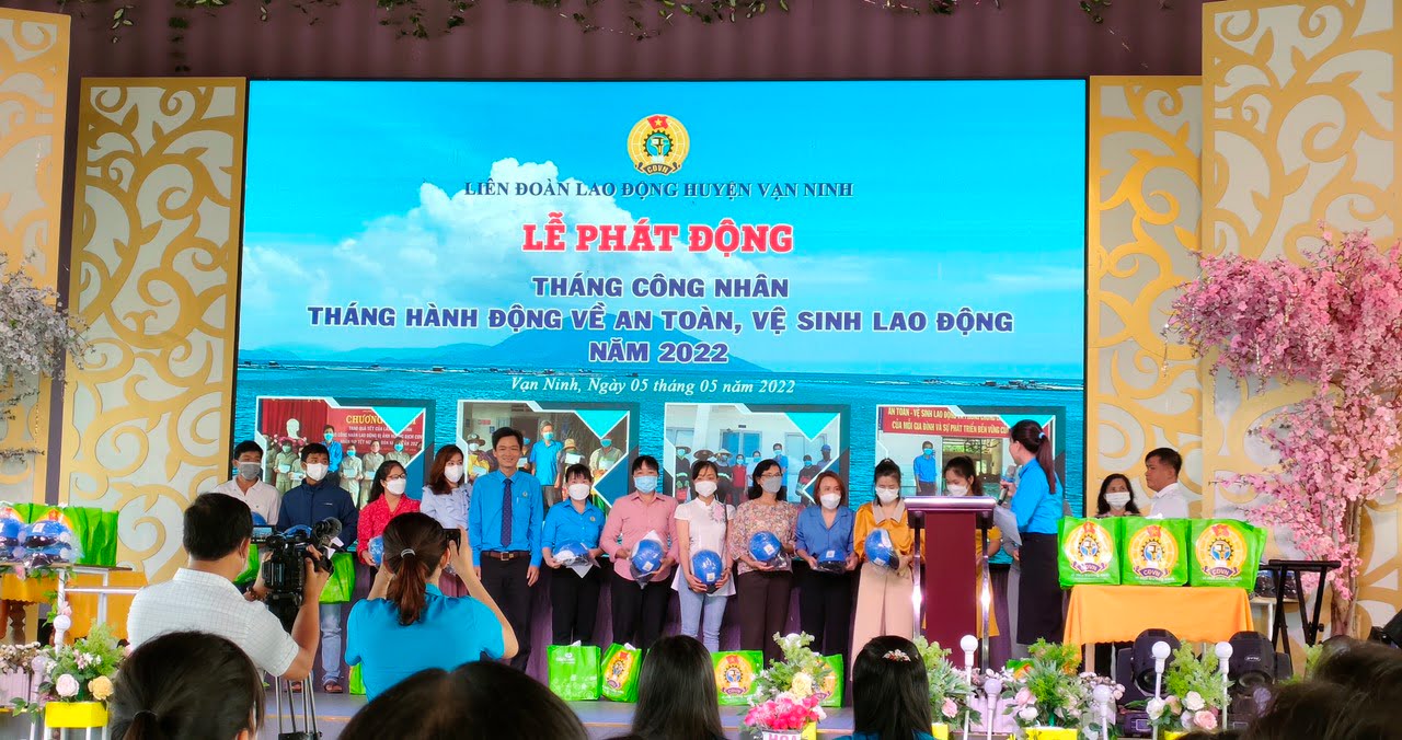 Công ty TNHH Nhà Đất Bắc Vân Phong trao 40 mũ bảo hiểm trong Lễ phát động “Tháng công nhân, tháng hành động về an toàn, vệ sinh lao động năm 2022” của Liên đoàn Lao Động huyện Vạn Ninh.